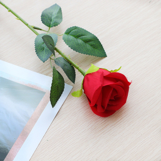 Regalo con testa di rosa in seta artificiale