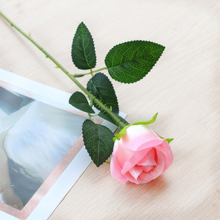 Regalo con testa di rosa in seta artificiale