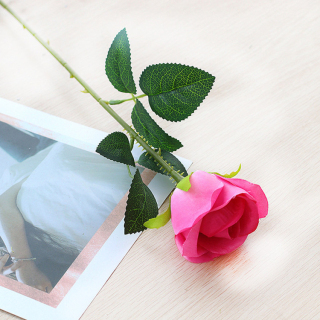 Regalo con testa di rosa in seta artificiale