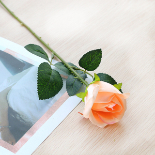 Regalo con testa di rosa in seta artificiale