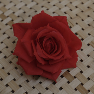 Disposizione di rose artificiali Testa di fiore finto in seta