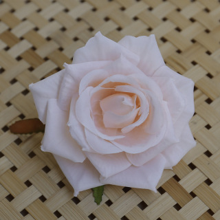 Disposizione di rose artificiali Testa di fiore finto in seta