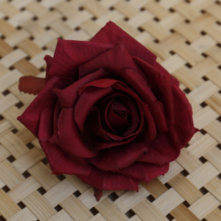 Disposizione di rose artificiali Testa di fiore finto in seta