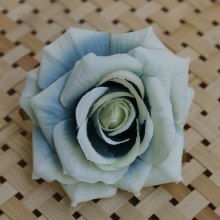 Disposizione di rose artificiali Testa di fiore finto in seta