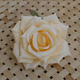 Disposizione di rose artificiali Testa di fiore finto in seta