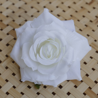 Disposizione di rose artificiali Testa di fiore finto in seta