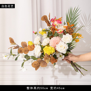 Decorazione da tavola con bouquet di fiori finti