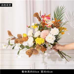 Decorazione da tavola con bouquet di fiori finti