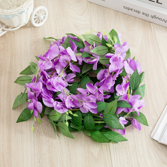 सफेद विस्टेरिया के पेड़ हल्की सजावट छोड़ते हैं