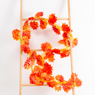 Foglie artificiali in rattan con foglia d'acero rosso autunnale