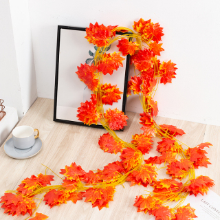 Foglie artificiali in rattan con foglia d'acero rosso autunnale