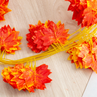 Foglie artificiali in rattan con foglia d'acero rosso autunnale