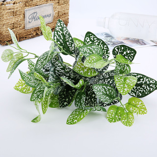 Decorazione domestica con mazzo di foglie artificiali
