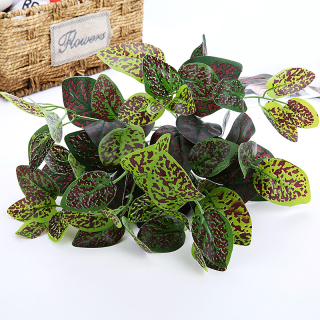 Decorazione domestica con mazzo di foglie artificiali