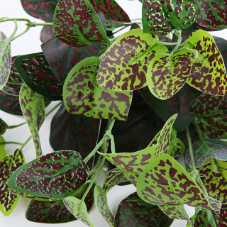 Decorazione domestica con mazzo di foglie artificiali