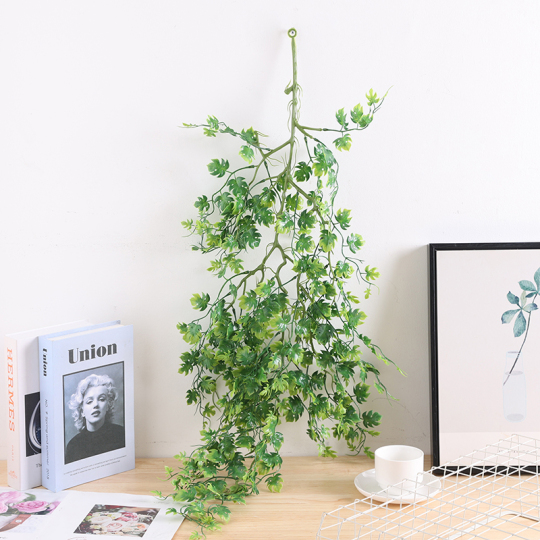 Simulation grüner Pflanzendekoration aus Kunststoff