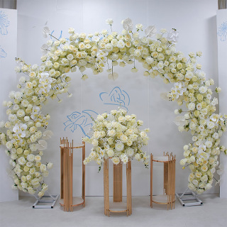 Sfondo della fase di matrimonio con arco di fiori di rosa bianca