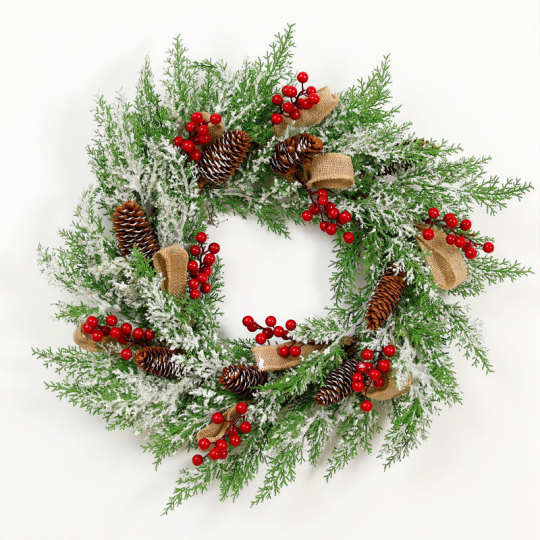 क्रिसमस पाइन शाखाओं की माला सजावट