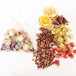 Candela profumata fai da te con frutta secca
