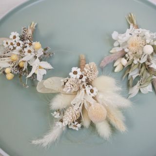 Boutonnieres personalizzati fatti a mano con fiori secchi per lo sposo