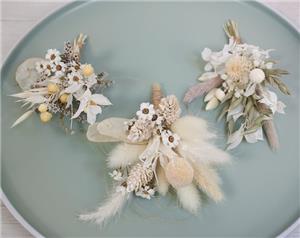 Boutonnieres personalizzati fatti a mano con fiori secchi per lo sposo
