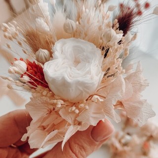 Boutonnieres personalizzati fatti a mano con fiori secchi per lo sposo