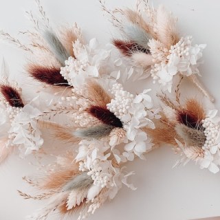 Boutonnieres personalizzati fatti a mano con fiori secchi per lo sposo