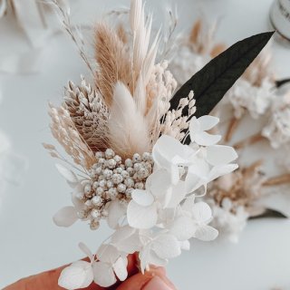 Boutonnieres personalizzati fatti a mano con fiori secchi per lo sposo