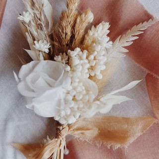 Boutonnieres personalizzati fatti a mano con fiori secchi per lo sposo