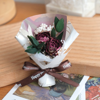 mini bouquet de plantes à fleurs séchées