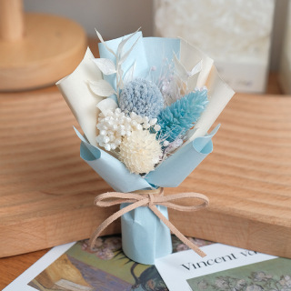 mini bouquet de plantes à fleurs séchées