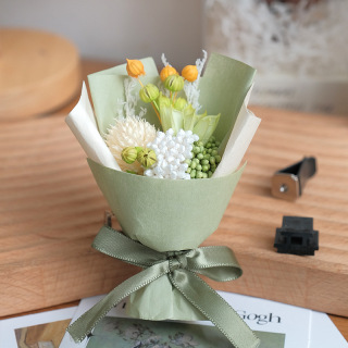 mini bouquet de plantes à fleurs séchées