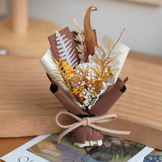 mini bouquet de plantes à fleurs séchées
