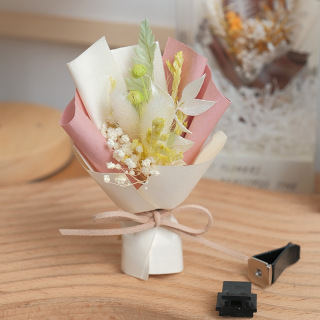mini bouquet de plantes à fleurs séchées