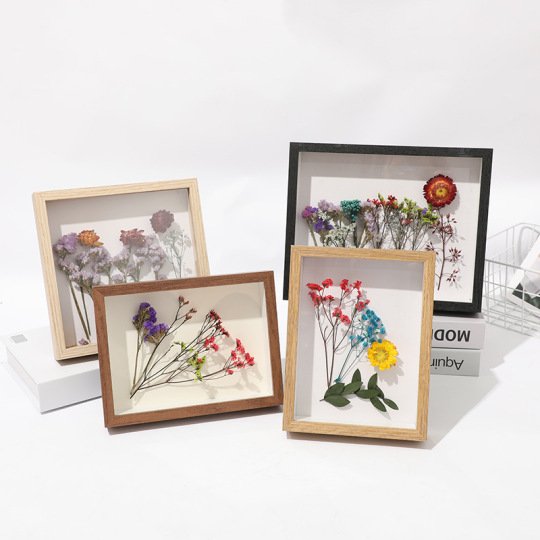 दीवार पर लटका हुआ लकड़ी का स्मारक फ़्रेम