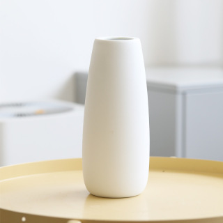 Vaso moderno e minimalista con composizione floreale in ceramica