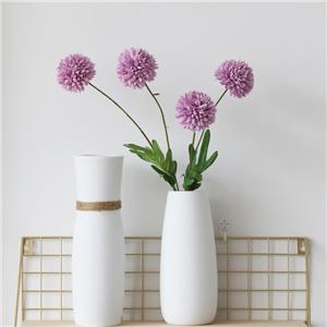 Vaso moderno e minimalista con composizione floreale in ceramica