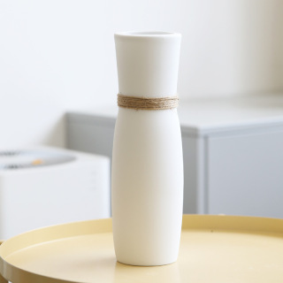Vaso moderno e minimalista con composizione floreale in ceramica