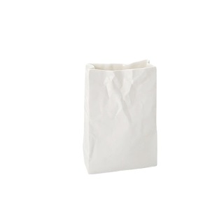 Vase en céramique avec sac en papier plissé