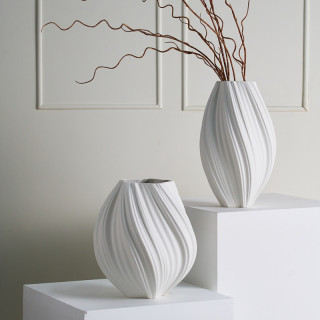 Vaso per fiori in ceramica con rilievo a righe