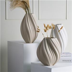 Vaso per fiori in ceramica con rilievo a righe