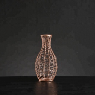 Vase en fil métallique sur pied en cuivre