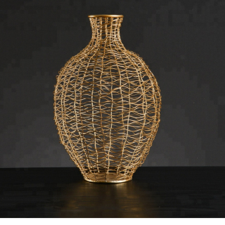 Vase en fil métallique sur pied en cuivre