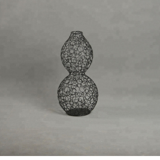 Vase en fil métallique sur pied en cuivre