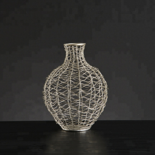 Vase en fil métallique sur pied en cuivre
