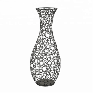 Vase en fil métallique sur pied en cuivre