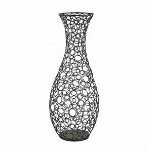 Vase en fil métallique sur pied en cuivre
