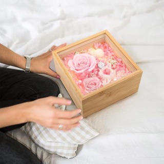 Fleurs stabilisées Roses avec lumière LED dans une boîte en bois