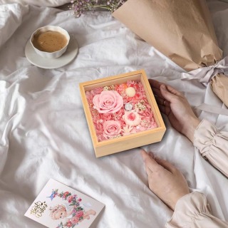 Fleurs stabilisées Roses avec lumière LED dans une boîte en bois