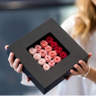 Rose éternelle de couleur dégradée dans une boîte